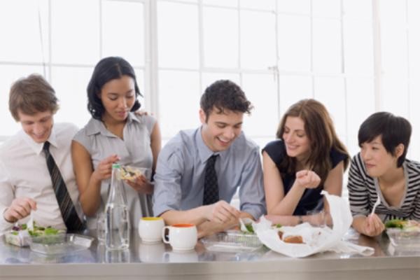 Ăn trưa sai cách cũng ảnh hưởng đến công việc